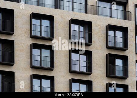 cornice nera e finestre con copertura nere del Foto Stock