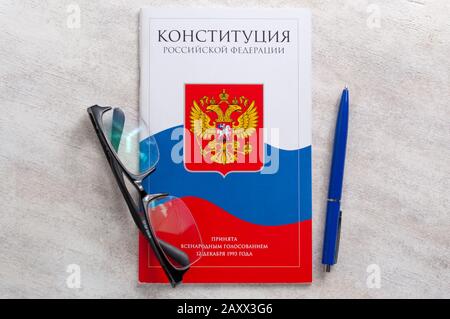 Kazan, Russia-Gennaio, 20, 2020. La Costituzione è la legge fondamentale della Federazione russa sullo sfondo. Il concetto di cambiamento della Costituzione Foto Stock