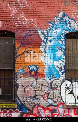 Graffiti dipinto sulle pareti di mattoni di un vicolo posteriore nel quartiere Gastown di Vancouver Canada Foto Stock