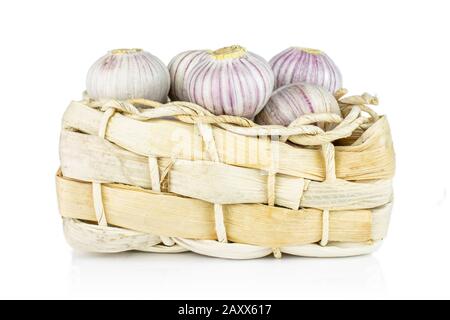 Lotto di aglio purpureo singolo intero in cesto di frutta isolato su sfondo bianco Foto Stock