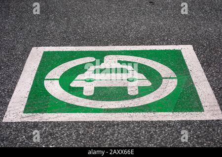 Cartello del parcheggio della stazione di ricarica per veicoli elettrici con il simbolo dipinto su strada a Lasalle, Ontario Canada Foto Stock