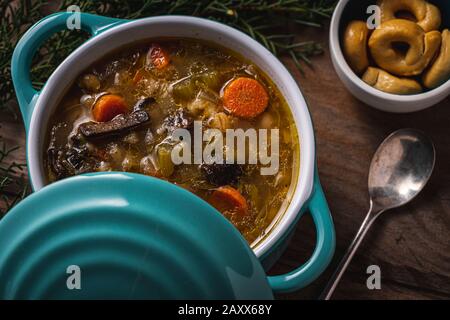 Ricetta vegana, zuppa di orzo e funghi. Foto Stock