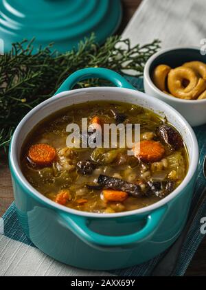 Ricetta vegana, zuppa di orzo e funghi. Foto Stock