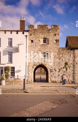 Il medievale West Gate di Southampton risale alla fine del 14th secolo. Era una delle principali porte della città, che conduceva al West Quay. Foto Stock