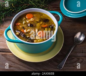Ricetta vegana, zuppa di orzo e funghi. Foto Stock