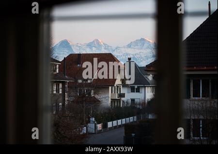 Vista da una finestra verso Eiger, Monch e Jungfrau. Thun, Svizzera Foto Stock