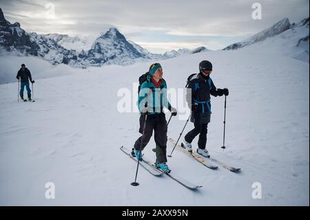 Tour di sci nell'Oberland bernese, Svizzera Foto Stock