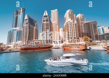 29 novembre 2019, Emirati Arabi Uniti, Dubai: La nave da crociera trasporta i turisti in un tour della Marina di Dubai Foto Stock