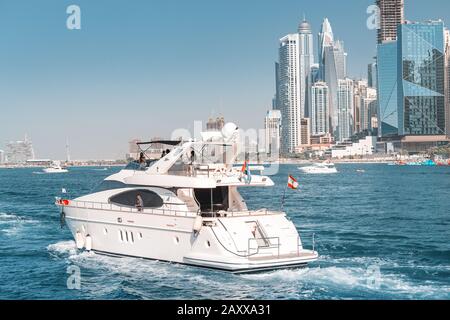 29 novembre 2019, Emirati Arabi Uniti, Dubai: La nave da crociera trasporta i turisti in un tour della Marina di Dubai Foto Stock