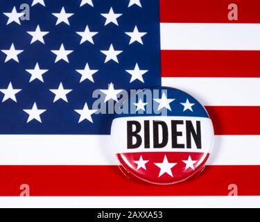 Londra, Regno Unito - Febbraio 10th 2020: Un distintivo di Joe Biden pin raffigurato sopra la bandiera degli Stati Uniti che simboleggia la sua campagna per diventare il prossimo presidente degli Stati Uniti Foto Stock