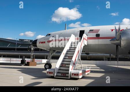 Il Connie cocktail Lounge all'interno di un vero aereo, il TWA Hotel all'Aeroporto John F. Kennedy di New York City, USA Foto Stock