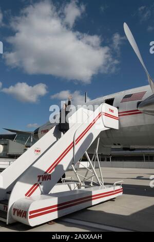 Il Connie cocktail Lounge all'interno di un vero aereo, il TWA Hotel all'Aeroporto John F. Kennedy di New York City, USA Foto Stock