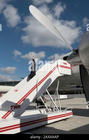 Il Connie cocktail Lounge all'interno di un vero aereo, il TWA Hotel all'Aeroporto John F. Kennedy di New York City, USA Foto Stock