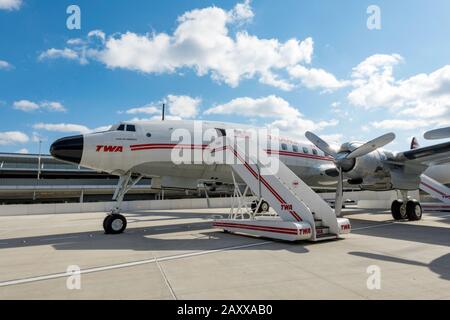 Il Connie cocktail Lounge all'interno di un vero aereo, il TWA Hotel all'Aeroporto John F. Kennedy di New York City, USA Foto Stock