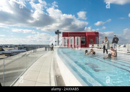 Come ospiti della struttura potrete usufruire della piscina a sfioro sul tetto del TWA Hotel all'aeroporto John F. Kennedy di New York, Stati Uniti Foto Stock