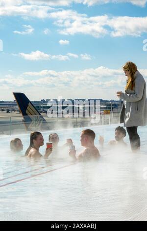 Come ospiti della struttura potrete usufruire della piscina a sfioro sul tetto del TWA Hotel all'aeroporto John F. Kennedy di New York, Stati Uniti Foto Stock