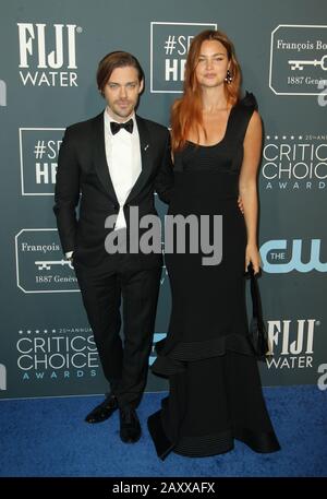 25th Annual Critics’ Choice Awards 2019 si è tenuto al Barker Hangar di Santa Monica, California. Con: Tom Payne, Jennifer Akerman Dove: Los Angeles, California, Stati Uniti Quando: 13 Jan 2020 Credit: Adriana M. Barraza/Wenn Foto Stock