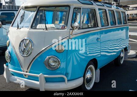 Autobus Volkswagen d'epoca al TWA Hotel, Aeroporto Internazionale JFK, NYC, USA Foto Stock