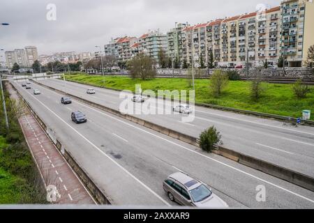 autostrada accanto agli edifici degli appartamenti a lisbona, portogallo Foto Stock