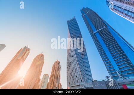 29 novembre 2019, Emirati Arabi Uniti, Dubai: Infinity Tower e Damac Heights grattacieli edifici a Dubai Marina al tramonto Foto Stock