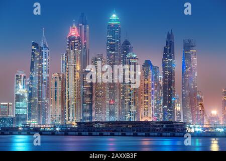 Maestosa vista della città di grattacieli ed edifici dell'hotel nell'area di Dubai Marina dall'isola di Palm Jumeirah a Dubai. Immobiliare e turistico attraggono Foto Stock