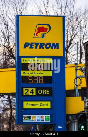 Foto di dettaglio della stazione di Petrom nel centro di Bucarest, Romania, 2020 Foto Stock