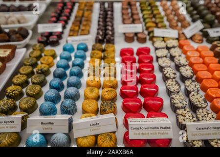 Campo de Ourique Market un piccolo mercato con campo alimentare popolare tra la gente del posto Foto Stock