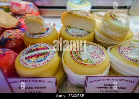 Campo de Ourique Market un piccolo mercato con campo alimentare popolare tra la gente del posto Foto Stock