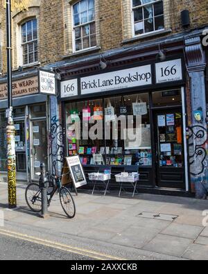 Londra, Regno Unito - Febbraio 5th 2020: Un tradizionale negozio di libri situato su Brick Lane nell'East End di Londra, Regno Unito. Foto Stock