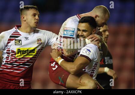 Wigan Warriors' Bevan French (a destra) celebra la sua prova contro Toronto Wolfpack con Zak Hardaker, durante la partita della Betfred Super League al DW Stadium, Wigan. Foto Stock