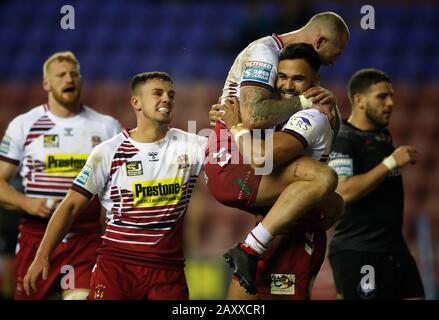 Wigan Warriors' Bevan French (a destra) celebra la sua prova contro Toronto Wolfpack con Zak Hardaker, durante la partita della Betfred Super League al DW Stadium, Wigan. Foto Stock