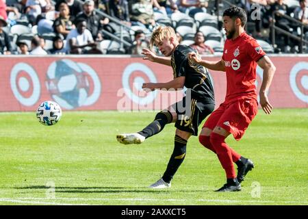 Il centrocampista del LAFC Bryce Duke (19) scatta un colpo mentre il centrocampista del FC di Toronto Jonathon Osorio (21) difende durante una partita di calcio del preseason del MLS, mercoledì 12 febbraio 2020, a Los Angeles, Stati Uniti. (Foto di IOS/ESPA-Images) Foto Stock