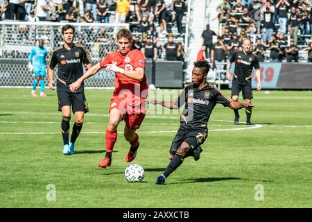 LAFC Forward Latif Blessing (7) scerca di segnare contro il centrocampista del Toronto FC Liam Fraser (27) durante una partita di calcio MLS preseason, mercoledì 12 febbraio 2020, a Los Angeles, Stati Uniti. (Foto di IOS/ESPA-Images) Foto Stock