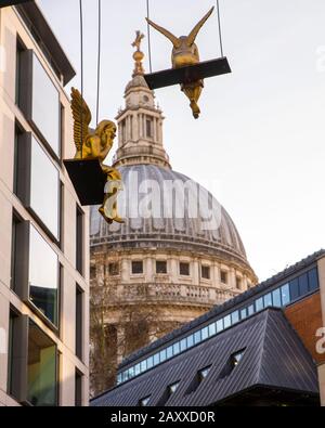 Londra, Regno Unito - Febbraio 5th 2020: Angeli che guardano su turisti e pendolari vicino a st. Cattedrale di Paul a Londra. L'installazione d'arte chiamata Pranzo Brea Foto Stock