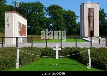 Tomba del generale americano George Smith Patton Jr. (1885-1945) presso il cimitero e memoriale americano di Lussemburgo, Lussemburgo Foto Stock