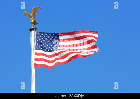 La bandiera nazionale degli Stati Uniti d'America sorvolando con orgoglio il Cimitero e memoriale americano di Lussemburgo a Lussemburgo, Lussemburgo Foto Stock