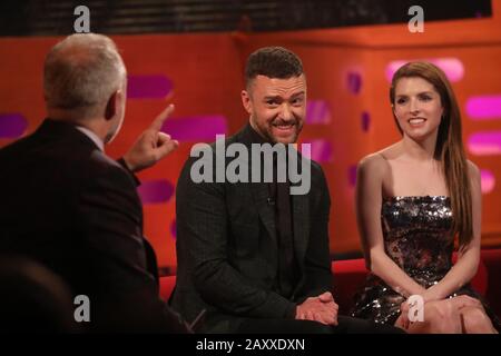 (Da sinistra a destra) host Graham Norton, Justin Timberlake, e Anna Kendrick durante le riprese per il Graham Norton Show presso il BBC Studioworks 6 Television Center, Wood Lane, Londra, per essere in onda su BBC Uno il Venerdì sera. Foto Stock