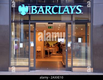 L'ingresso di una filiale della Barclay's Bank in Mosley Street, nel centro di Manchester, Regno Unito Foto Stock