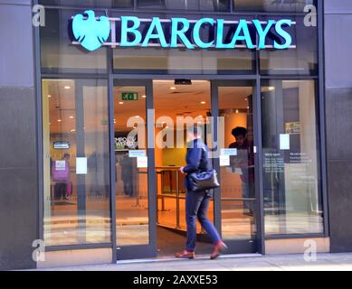 Un uomo che entra in un ramo della Barclay's Bank su Mosley Street, nel centro di Manchester, nel regno unito. Foto Stock