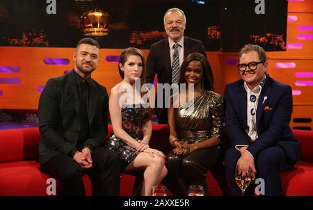 Host Graham Norton (posteriore) con (anteriore sinistra a destra) Justin Timberlake, Anna Kendrick, Oti Mabuse e Alan Carr durante le riprese per il Graham Norton Show alla BBC Studioworks 6 Television Center, Wood Lane, Londra, per essere in onda su BBC Uno il Venerdì sera. Foto Stock