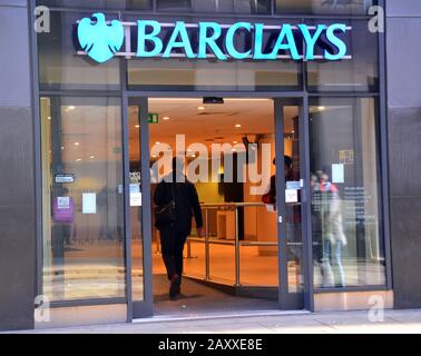 Un uomo che entra in un ramo della Barclay's Bank su Mosley Street, nel centro di Manchester, nel regno unito. Foto Stock