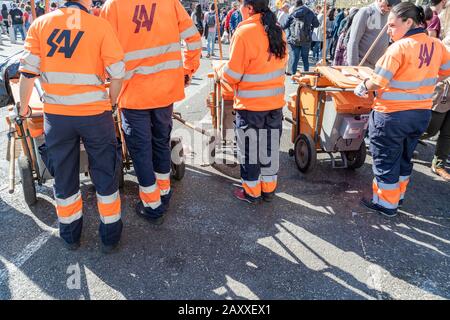 Valencia, Spagna - 16 marzo 2019: Personale addetto alla pulizia di strada. Spazzare la strada. Janitors. Città durante la celebrazione fallas. Foto Stock