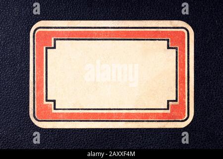 Design retrò etichetta rettangolare in stile vintage, bordo di testo rosso. Elegante vecchio adesivo in carta gialla vuota senza spazio per la copia del testo parte anteriore di un libro Foto Stock