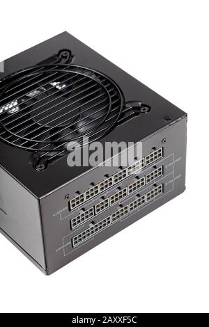 Nuovo alimentatore modulare nero scuro scollegato, retro, connettori e ventola, vista dall'alto, parte pc, oggetto isolato su bianco. Ventola sul lato inferiore Foto Stock