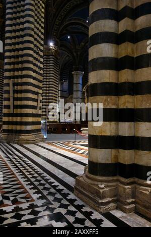 All'interno del Duomo di Siena. Struttura architettonica con colonne e pavimento in bianco e nero. I colori di Siena. Foto Stock