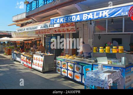 Istanbul, Turchia, 16 settembre 2019. Il lungomare di Anadolu Kavagi nel quartiere Beykoz di Istanbul, un ex villaggio di pescatori ora fiancheggiata da ristoranti Foto Stock