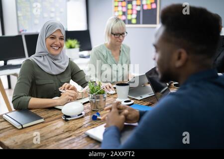 Donna Musulmana Che Indossa Hijab Al Business Meeting In Ufficio Foto Stock