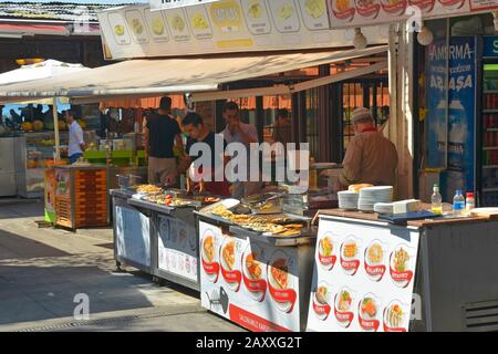 Istanbul, Turchia, 16 settembre 2019. Il lungomare di Anadolu Kavagi nel quartiere Beykoz di Istanbul, un ex villaggio di pescatori ora fiancheggiata da ristoranti Foto Stock