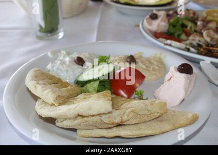 Cibo greco, cibo delizioso. Pita pane piatto con tzatziki, humus e taramoinsalata. Foto Stock