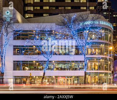 La Starbucks Reserve Si Trova su Michigan Avenue al tramonto Foto Stock
